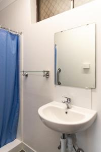 uma casa de banho com um lavatório e um espelho em Kelso Hotel em Kelso
