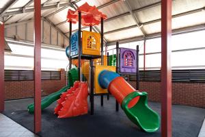 ein Kinderspielplatz mit Spielplatz und Rutsche in der Unterkunft Kelso Hotel in Kelso