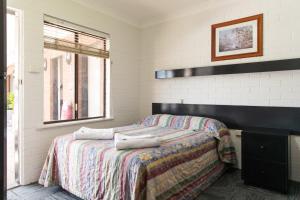 ein Schlafzimmer mit einem Bett mit zwei Kissen darauf in der Unterkunft Kelso Hotel in Kelso