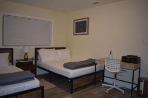 Ένα ή περισσότερα κρεβάτια σε δωμάτιο στο Charming private guest Suite near Disney/Beach