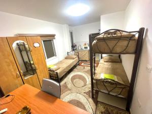 希布倫的住宿－Alsharif family，客房设有两张双层床和一张桌子。
