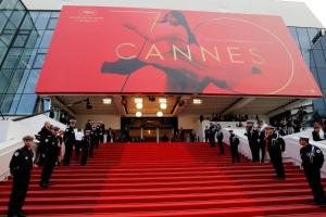 un grupo de hombres con trajes parados en una alfombra roja en Ferretti 36 ' Bateau à Quai Vieux-Port Cannes Festival La Croisette, en Cannes