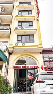 un edificio con un cartello che legge "Song Kiew Hotel" di Song Kieu Hotel a Ha Long