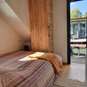 1 dormitorio con 1 cama grande en una casa en Modern, brand new houseboat near Amsterdam, en Monnickendam