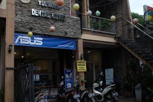 una tienda con motocicletas estacionadas fuera de un edificio en Pondok Sabaraya Haji Juanda Cikampek Purwakarta, en Karawang