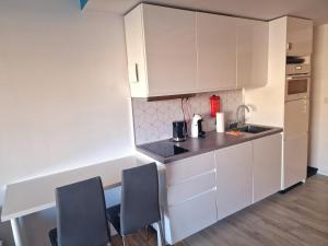 Kuchnia lub aneks kuchenny w obiekcie Seaside Park Private Apartment by Villmaris