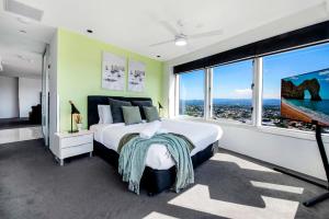 Postel nebo postele na pokoji v ubytování Q Tower at Surfers Paradise - Self Contained & Privately Managed - Wow Stay