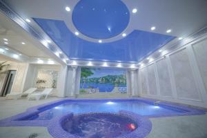 una piscina en una casa con techo azul en HOTEL NAVRUZ, en Urganch