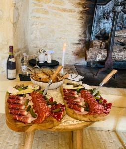 dois pratos de comida numa mesa com carnes e legumes em L'écrin des symes em Simeyrols