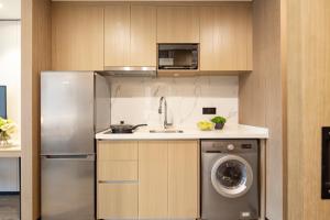 Кухня или кухненски бокс в CM Serviced Apartment Shenzhen Dongmen