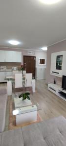 Kuchyň nebo kuchyňský kout v ubytování Luxury and stylish apartmen, metro station Obelya