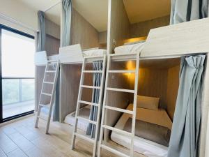 Palanda nebo palandy na pokoji v ubytování Wind Island B&B