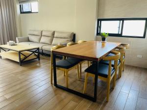 - un salon avec une table et un canapé dans l'établissement Wind Island B&B, à Hsing-wen