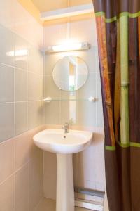 a bathroom with a sink and a mirror at Studio Colibri... Cap sur le Nord ! in Marigot