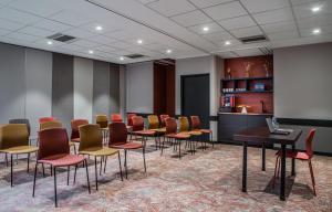 a conference room with chairs and a table and a podium at Hotel Paris Boulogne in Boulogne-Billancourt