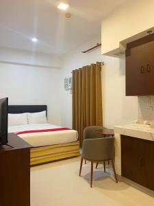 Un pat sau paturi într-o cameră la Airo Suites Makati