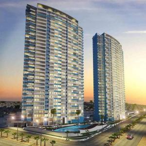 a large building with a pool in front of it at Bello departamento Resort vista al mar in Iquique +4 photos