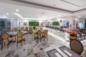 Bella Merry Hotel and Apartment في دا نانغ: غرفة طعام مع طاولة وكراسي طويلة