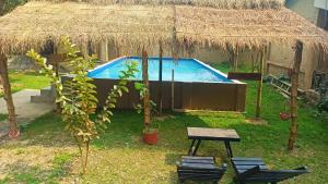 Ein Garten an der Unterkunft Tharu Lodge