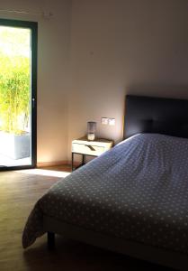 Postel nebo postele na pokoji v ubytování côte et mer - appartement haut standing dans villa avec piscine et vue mer