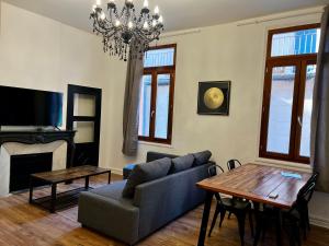 sala de estar con sofá y mesa en République :Appartement T3 Centre historique en Perpiñán