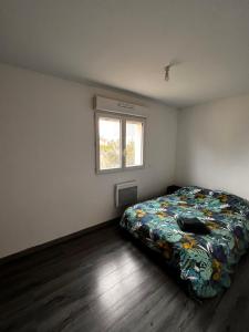 a bedroom with a bed and a window at Appartement avec 2 chambres proche Orly in Saint-Michel-sur-Orge +3 photos
