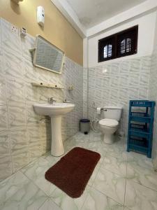 łazienka z umywalką i toaletą w obiekcie Lavila beach cottage w mieście Wadduwa