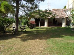 una mesa de picnic en un patio junto a una casa en Agriturismo Ruvitello, en Misterbianco