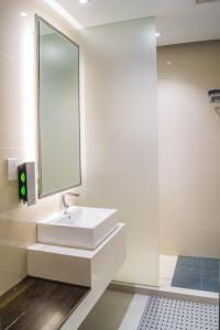 新加坡的住宿－3號航站樓大使過境休息室酒店，浴室设有白色水槽和镜子