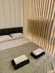 Una cama con dos toallas encima. en Apartament Nadwiślański, en Varsovia