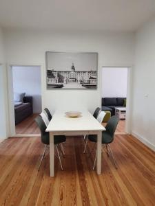 a dining room with a white table and chairs at EG Weststadt Karlsruhe 4 Zimmer in Karlsruhe