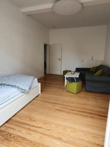 sala de estar con cama y sofá en EG Weststadt Karlsruhe 4 Zimmer en Karlsruhe