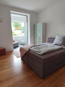 1 dormitorio con 1 cama grande y suelo de madera en EG Weststadt Karlsruhe 4 Zimmer en Karlsruhe