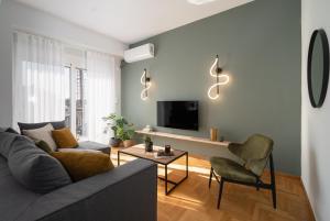 Televízia a/alebo spoločenská miestnosť v ubytovaní Deluxe 4 Bedrooms Apartment in Athens Center