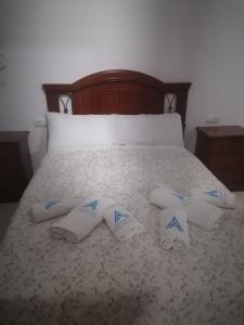 Una cama con cuatro almohadas encima. en Almodovar Alojamientos en Almodóvar del Río