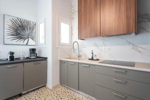 Kuchyňa alebo kuchynka v ubytovaní Deluxe 4 Bedrooms Apartment in Athens Center
