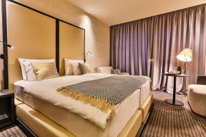 布德瓦的住宿－Hotel Kalos，酒店客房带一张大床和一把椅子