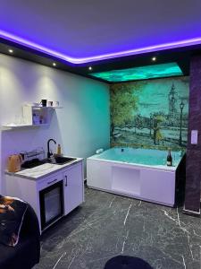 ein Badezimmer mit einer Badewanne, einem Waschbecken und einem Gemälde in der Unterkunft Apartman S&V 3 Istocno Sarajevo Lukavica sa Jacuzzi Lux Spa Hilandarska Centar in Lukavica