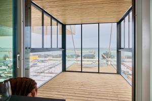una camera con una grande porta a vetri con vista sull'oceano di 2023 Luxury Sunset Sea view apartement a Tallinn