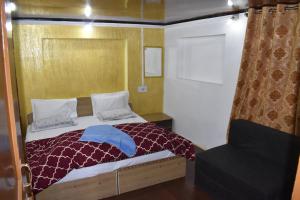 um quarto com uma cama grande num quarto em Mir guest house em Pahalgām