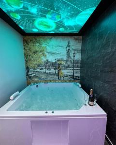 uma banheira num quarto com uma pintura na parede em Apartman S&V 2 Istocno Sarajevo Lukavica sa Jacuzzi Lux Spa Hilandarska Centar em Lukavica