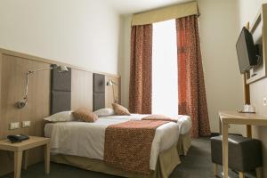 Ліжко або ліжка в номері Hotel Casa Valdese Roma