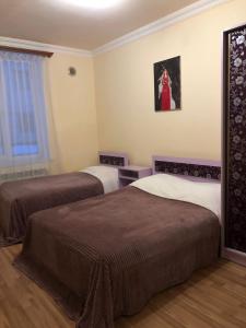 pokój hotelowy z 2 łóżkami i zdjęciem na ścianie w obiekcie Rest house Jermuk w mieście Dżermuk