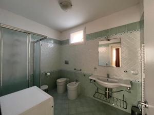 ポルト・ガリバルディにあるResidence Teresinesのバスルーム(シンク、シャワー、トイレ付)