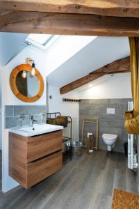 un baño con lavabo e inodoro en La Ferblanterie, en Rambervillers
