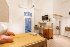 A bed or beds in a room at BrandNewChainBridgeHome for 2-FastWiFi/AC/SmartTV