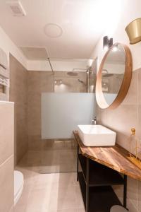 uma casa de banho com um lavatório e um espelho em BrandNewChainBridgeHome for 2-FastWiFi/AC/SmartTV em Budapeste