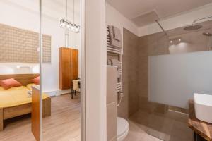 A bed or beds in a room at BrandNewChainBridgeHome for 2-FastWiFi/AC/SmartTV