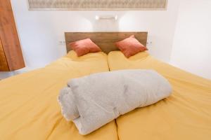 A bed or beds in a room at BrandNewChainBridgeHome for 2-FastWiFi/AC/SmartTV