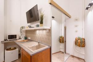 A kitchen or kitchenette at BrandNewChainBridgeHome for 2-FastWiFi/AC/SmartTV